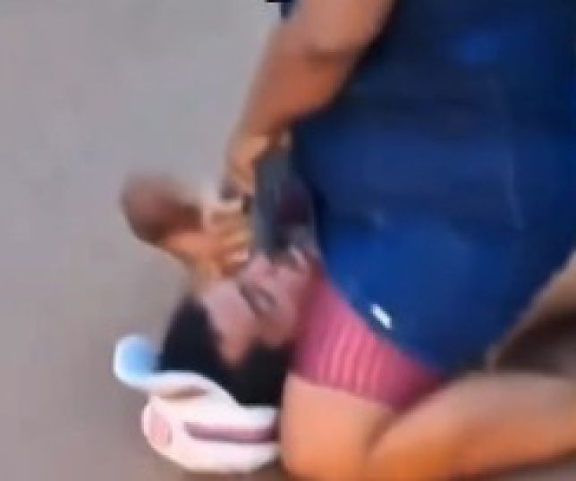 Mulher parte pra cima de homem em plena rua e vídeo vira assunto nas redes sociais. VEJA