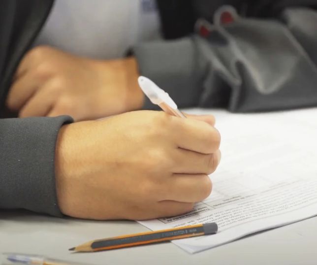 Reprovação no ensino médio da rede pública cai 62% em três anos, aponta Censo Escolar