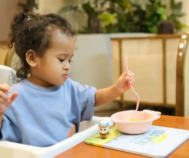 Especialista alerta: criança pode estar desnutrida mesmo comendo bem, diz pediatra