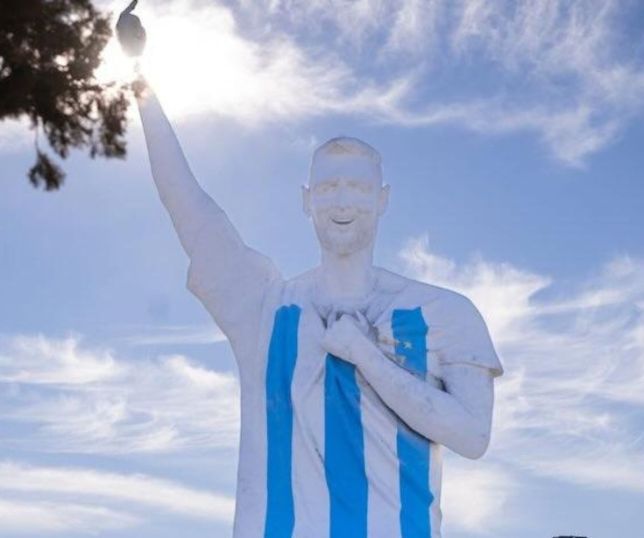 Monumento de Messi viraliza após internautas compararem estátua a personagem de filme