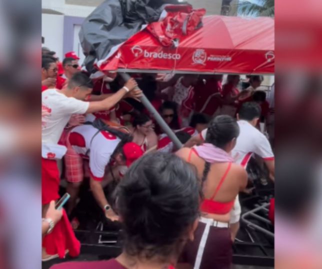 Tumulto em fila do Garantido provoca queda de gradil e cobertura em Parintins. VEJA VÍDEO