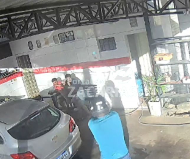 Atirador de capacete grita 'perdeu' e abre fogo contra dois jovens em lava-jato no Sertão de Pernambuco. VEJA VÍDEO