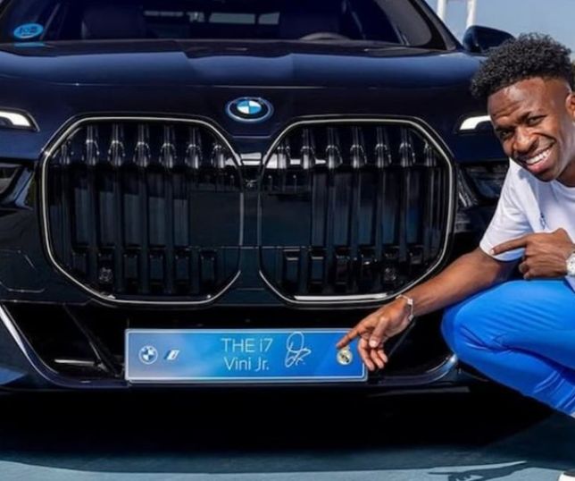 Conheça os carros de luxo dos craques da Copa