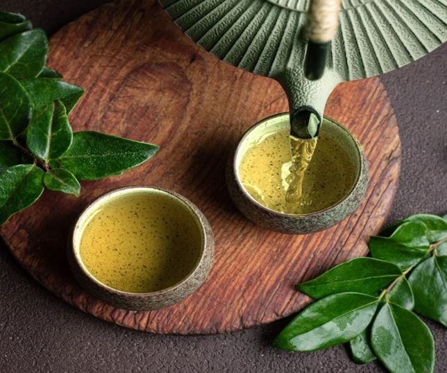 Chá verde pode ajudar no combate à inflamação, mas não substitui tratamento médico, alerta especialista