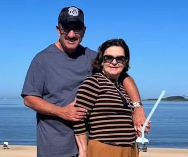 Ratinho surpreende fãs e publica foto ao lado da esposa após momentos de discrição nas redes