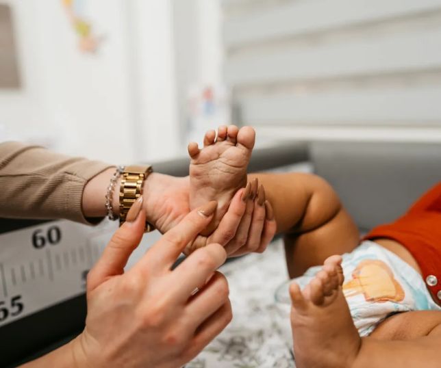 Doença rara e silenciosa em bebês pode ser evitada com teste do pezinho