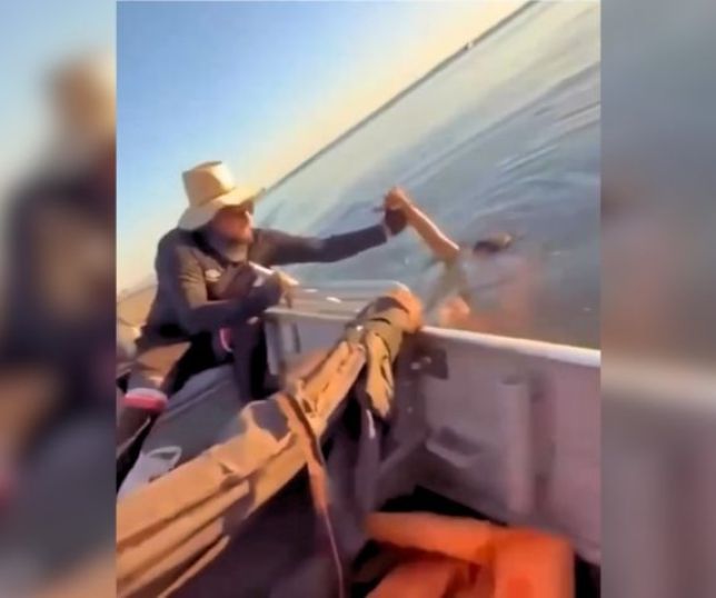 Após mudarem rota por causa do vento, pescadores salvam homem de afogamento no Lago de Palmas. VEJA VÍDEO