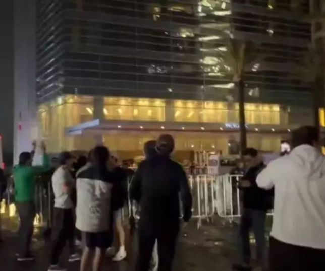 Torcedores mexicanos fazem buzinaço e soltam fogos em hotel da seleção do Equador antes de jogo da Copa. VEJA VÍDEO 