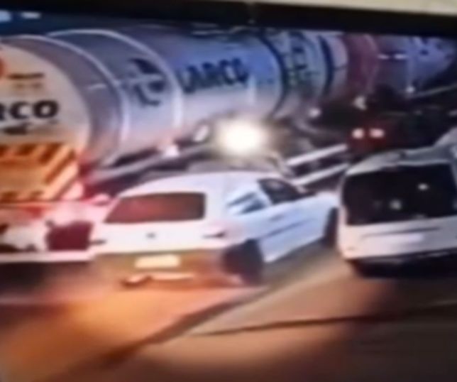 Vídeo impressionante mostra carro sendo esmagado por carreta e reforça alerta sobre ponto cego no trânsito. VEJA 