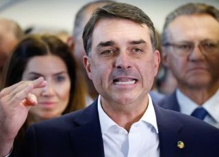 Flávio Bolsonaro defende diálogo com EUA após ameaça de tarifas contra produtos brasileiros