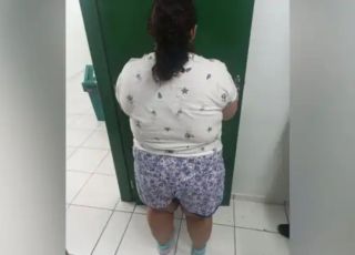 Mulher de 37 anos finge ter 12 e é presa por estelionato um ano após ser adotada por família, diz polícia
