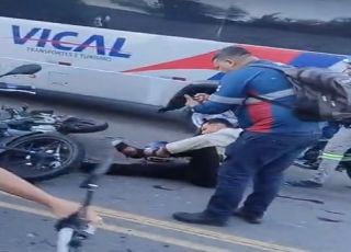 Motociclista é atropelado por caminhão-baú na Avenida dos Oitis, Distrito Industrial 1, Zona Sul de Manaus. VEJA VÍDEO