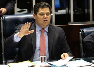 Alcolumbre defende debate amplo sobre fim da escala 6x1 e sinaliza possíveis mudanças na PEC