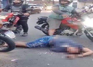 IMAGENS FORTES! Homem fica em estado grave após ser atropelado por micro-ônibus na Avenida Itaúba, bairro Jorge Teixeira, Zona Leste de Manaus. VEJA VÍDEO