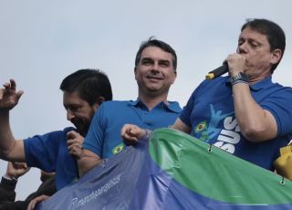 'Mundo do mal vai ser expulso do governo neste ano', diz Flávio Bolsonaro na Marcha para Jesus