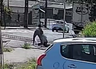 Mulher salva homem de ser atropelado por trem no Paraná. VEJA VÍDEO
