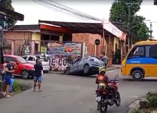 Carros colidem em alta velocidade e um deles cai no bueiro em cruzamento de ruas no bairro Grande Vitória, Zona Leste de Manaus. VEJA VÍDEO E REPORTAGEM DO 'PORTAL DO ZACARIAS' AO VIVO
