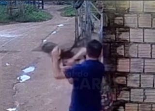 Homem agride mulher com tapa no rosto, derruba vítima no chão e foge de moto em Borba, interior do Amazonas. VEJA VÍDEO E REPORTAGEM DO 'PORTAL DO ZACARIAS' AO VIVO