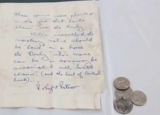 Funcionário encontra cápsula do tempo ''bizarra'' de 1964 durante obra na Inglaterra