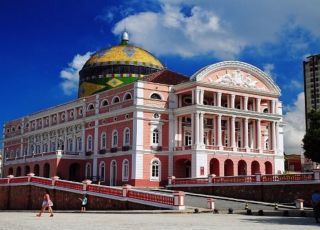 Teatro Amazonas ganha iluminação especial em homenagem aos 200 anos de relações entre Brasil e Suécia