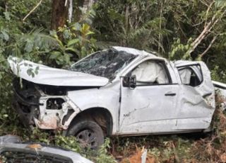 Picape sai da pista, invade área de mata e deixa três feridos na AM-010; uma vítima ficou presa às ferragens. VEJA VÍDEO