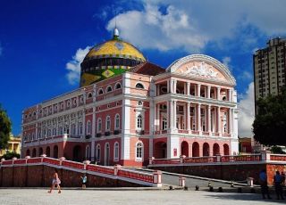 Teatro Amazonas se ilumina com cores da Suécia em celebração aos 200 anos de relações diplomáticas