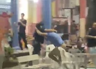 Confusão generalizada termina em briga na praça de Presidente Figueiredo e cena repercute nas redes sociais. VEJA VÍDEO