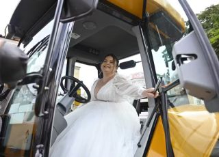 Noiva chega ao casamento dirigindo trator e sai em caminhão do marido em Minas Gerais. VEJA VÍDEO