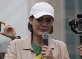 Michelle diz que apoiará campanha de Flávio Bolsonaro, mas prioridade segue sendo Jair