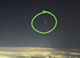 Vídeo gravado por piloto durante voo para Salvador mostra objeto luminoso e intriga internautas. VEJA