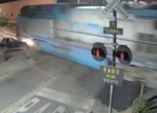 Idoso fica preso às ferragens após carro ser atingido por trem no interior de São Paulo. VEJA VÍDEO 