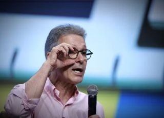 Zema mantém discurso de união da direita, mas volta a criticar relação de Flávio com Vorcaro: 'bandido'