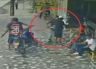 Câmera de segurança filma homem sendo esfaqueado em praça pública no município de Tabatinga, interior do Amazonas. VEJA VÍDEO