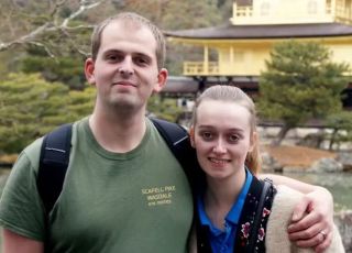 Tragédia revelada por tecnologia: mulher descobre morte do marido após receber alerta de relógio inteligente durante banho