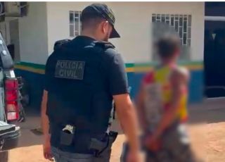 Homem é preso após agredir enteada que tentou defender a mãe em Nova Olinda do Norte, interior do Amazonas. VEJA REPORTAGEM DO 'PORTAL DO ZACARIAS' AO VIVO