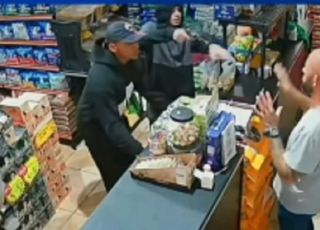 'Não me mata na frente da minha filha', implora comerciante durante assalto à mão armada em Osasco. VEJA VÍDEO