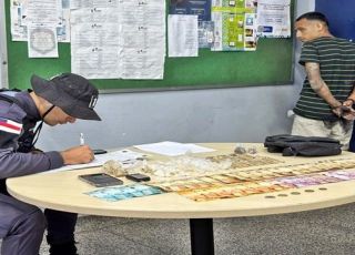 Força Tática prende suspeito de tráfico de drogas após perseguição em área de lama no bairro Tarumã, em Manaus. VEJA VÍDEOS REPORTAGEM DO 'PORTAL DO ZACARIAS' AO VIVO