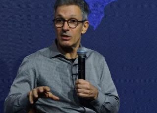 Zema volta a criticar Flávio Bolsonaro por relação com Vorcaro e diz que Bolsa Família 'forma geração de imprestáveis'