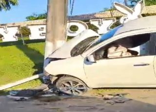 Carro em alta velocidade e ocupado por casal colide de frente com poste da rede de energia elétrica na Avenida Torquato Tapajós, Zona Norte de Manaus. VEJA VÍDEO