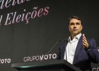 Flávio Bolsonaro visita pai em prisão domiciliar e reforça apoio ao ex-presidente