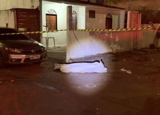 IMAGENS FORTES! Homem é morto a tiros após sair de bar onde acompanhava jogo do Brasil no bairro da Compensa, Zona Oeste de Manaus. VEJA VÍDEO