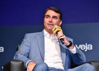 Flávio Bolsonaro defende Bolsa Família, isenção do IR e admite erro do pai na relação com a imprensa