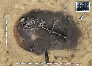 Corpo em forno de 4,5 mil anos intriga arqueólogos e levanta hipóteses de ritual ou assassinato