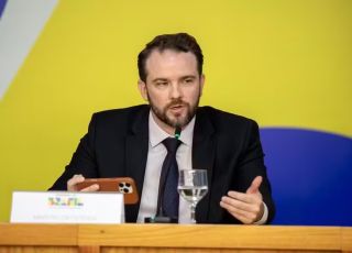 Durigan diz que EUA agem por interesse político ao apoiar família Bolsonaro e cita etanol e big techs em possível debate com Trump