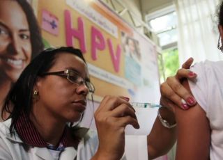 Vacina contra HPV reduz quase a zero mortes por câncer do colo do útero em jovens, aponta estudo