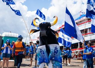 Festival de Parintins 2026: Caravana Azulada chega a Parintins para fortalecer espetáculo do Boi Caprichoso
