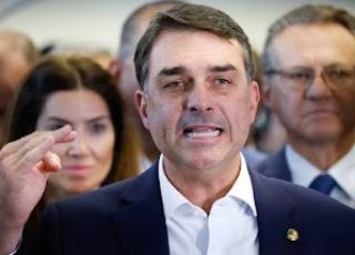 Flávio Bolsonaro nega articulação para troca de candidatura em 2026 e reforça união no PL. VEJA VÍDEO