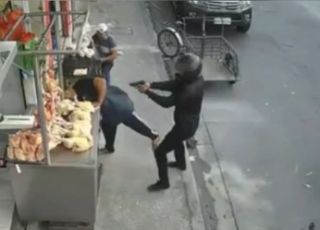 IMAGENS FORTES! Comerciante de frangos é morto a tiros ao abrir estabelecimento em Guayaquil. VEJA VÍDEOS