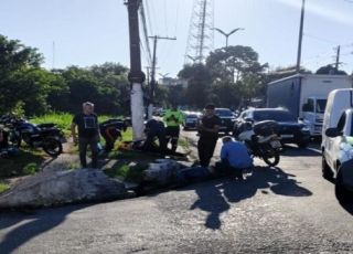 Motociclista de aplicativo e passageira são atropelados por carro em alta velocidade na Avenida André Araújo, Zona Centro-Sul de Manaus