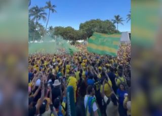Brasileiros fazem festa em Miami e cantam ''Copa do Mundo e guerra'' durante celebração. VEJA VÍDEOS